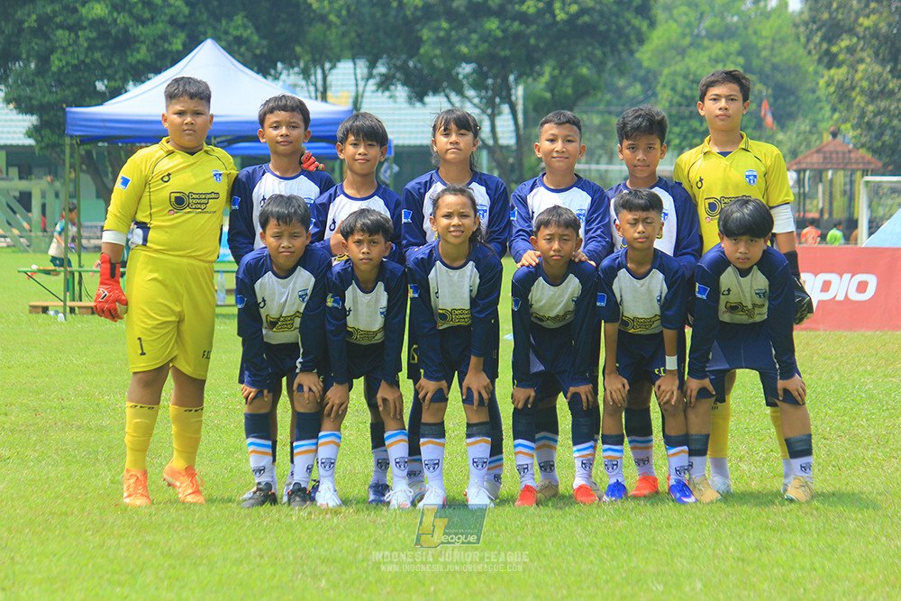 Anak bermain bola